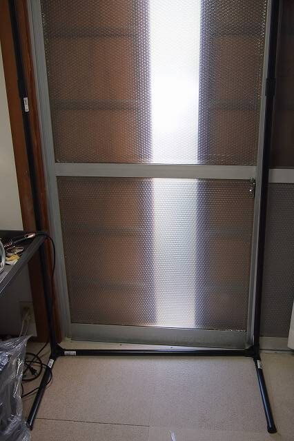 イレクターとプチプチ緩衝材で掃き出し窓を断熱