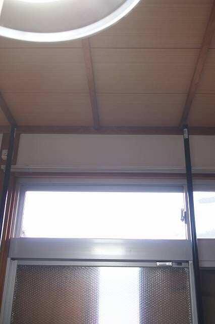 イレクターとプチプチ緩衝材で掃き出し窓を断熱