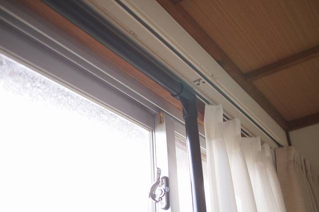 イレクターとプチプチ緩衝材で掃き出し窓を断熱