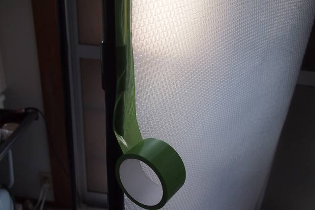 イレクターとプチプチ緩衝材で掃き出し窓を断熱