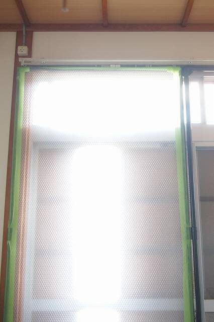 イレクターとプチプチ緩衝材で掃き出し窓を断熱