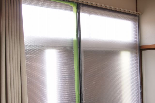 イレクターとプチプチ緩衝材で掃き出し窓を断熱